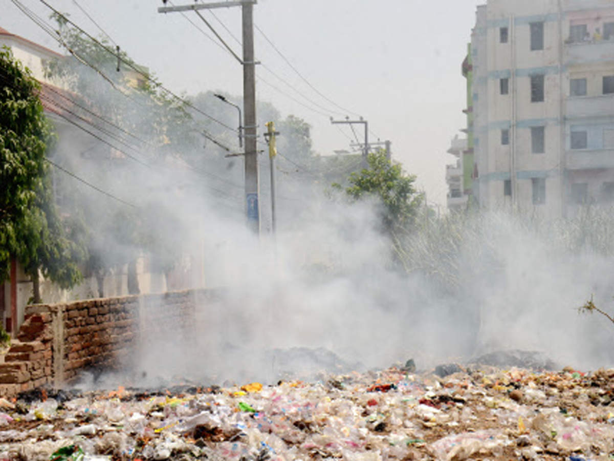 Garbage burn on Magistrate Colony lane on Ashiana-Digha road creates air pollution.