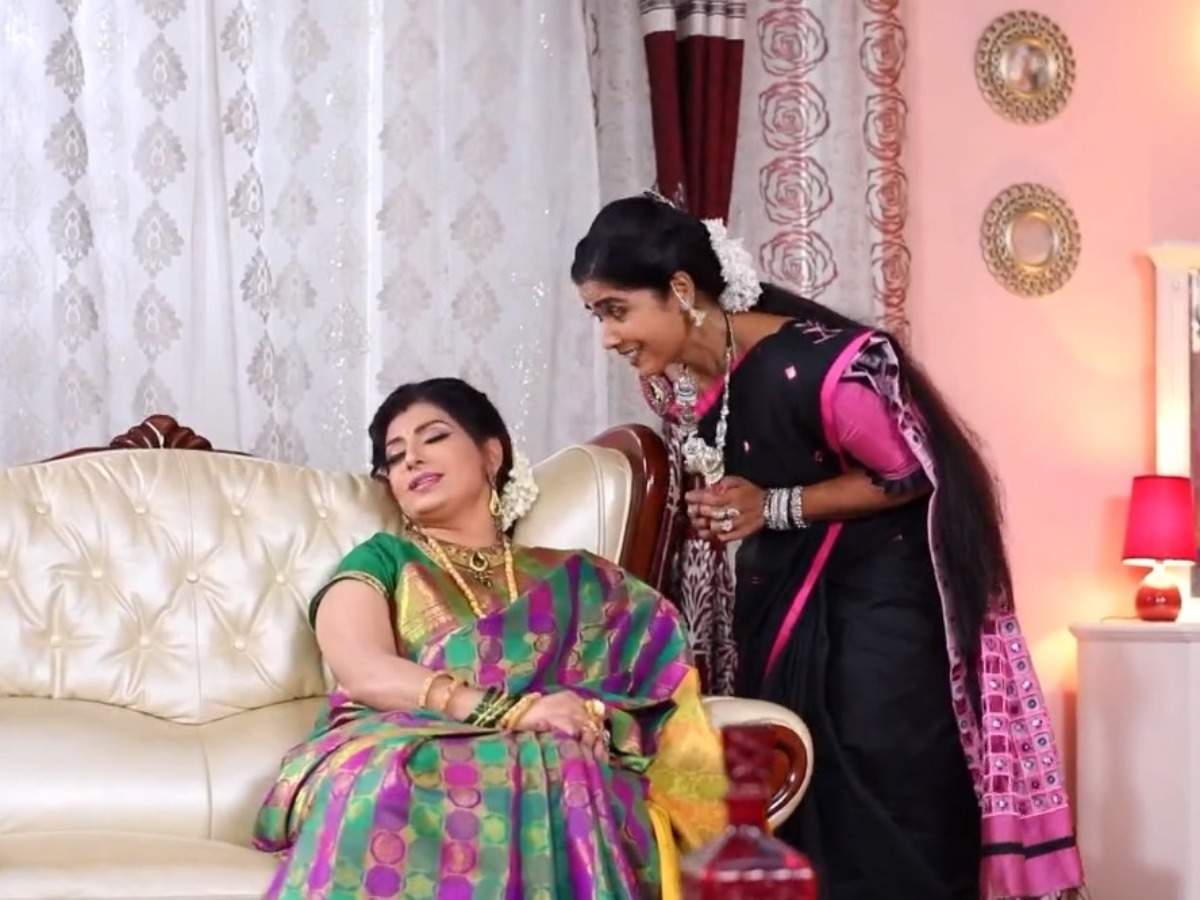 Sembaruthi update, November 13 - Vanaja tries to hypnotise Akhilandeswari