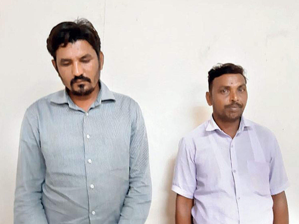 ACB arrested the duo from Hattgipura gram panchayat in Anklav taluk