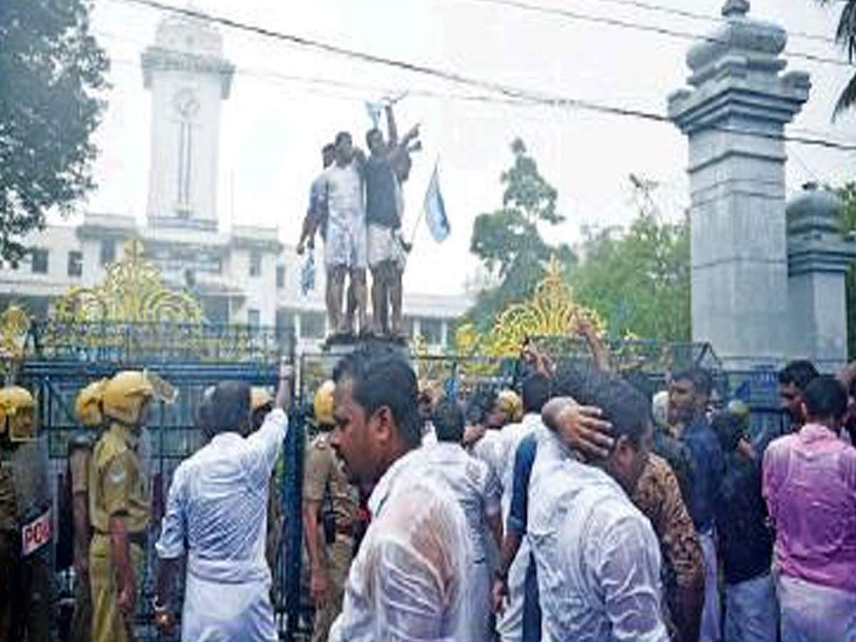 KSU activists protest over mark moderation scam, outside Kerala University in Thiruvananthapuram on Wednesday