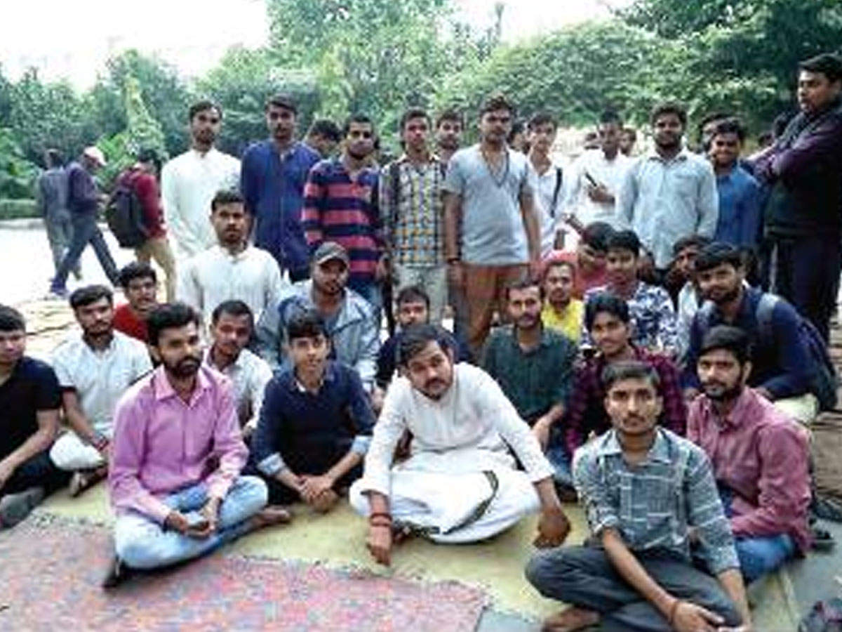 Students of BHU’s faculty of Sanskrit Vidya Dharm Vigyan called off their fortnight-long stir on Thursday after talks with varsity officials