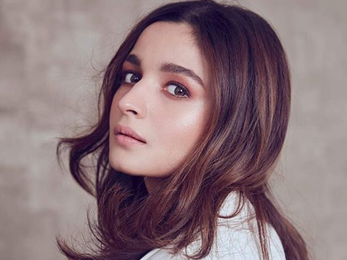 Alia Bhatt Stuns In Her Latest Post And Fans Can’t Stop Drooling Over Her Hotness! | Hindi Movie News