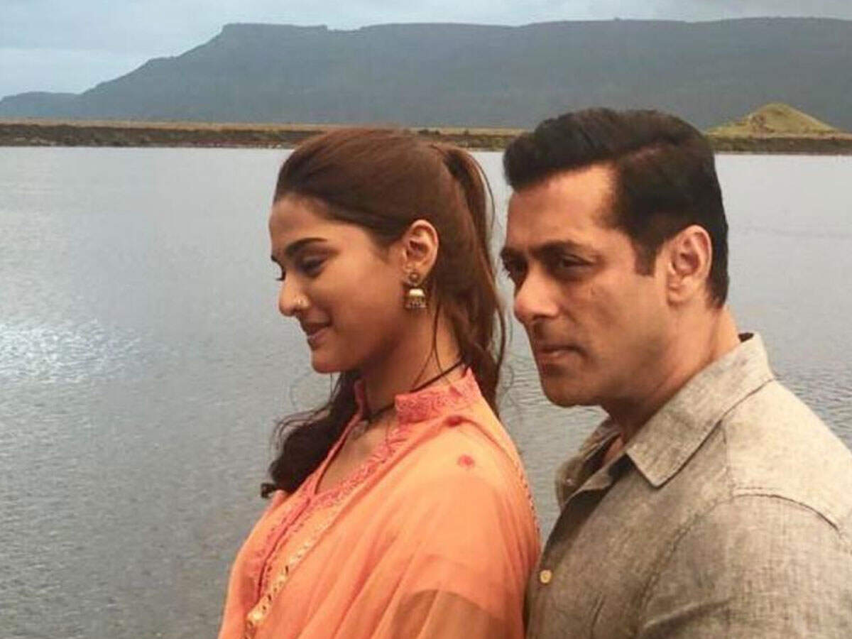 Salman Khan’s ‘dabangg 3’ To Have A Manjrekar Family Reunion On The Big Screen? | Hindi Movie News