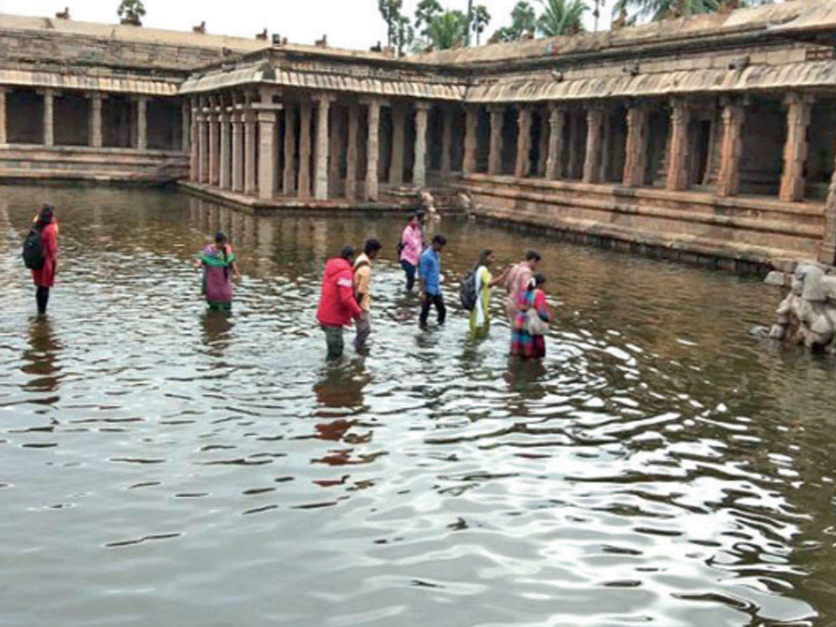  People wade through the flooded courtyard of the Airavatesvara temple in Darasuram