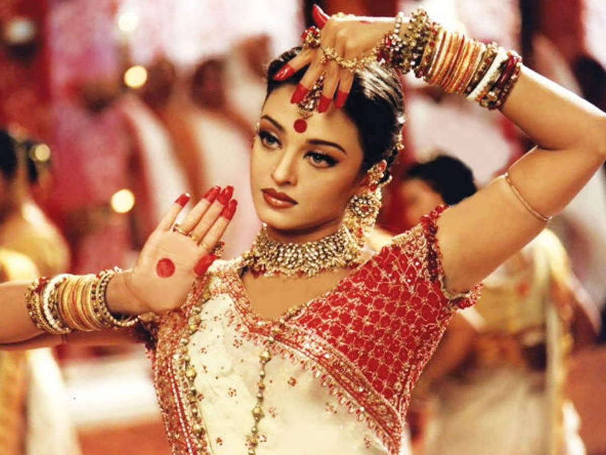 Did you know Aishwarya Rai continued to dance for 'Dola Re Dola' despite bleeding ears? | Hindi Movie News - Times of India