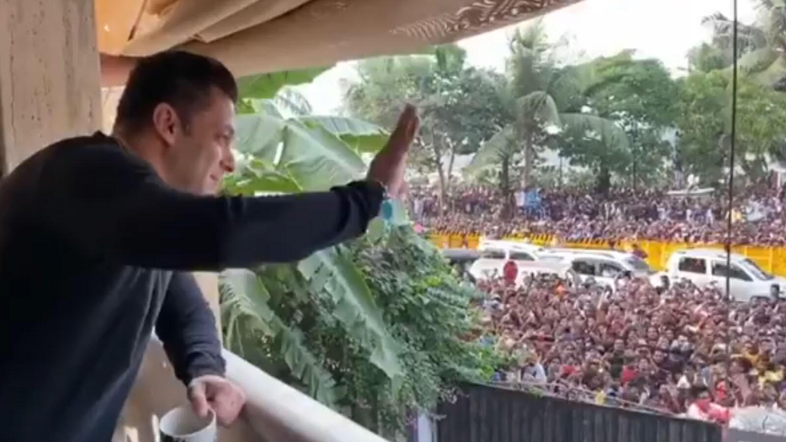 Video: Salman Khan greets fans from Galaxy apartment on his ...