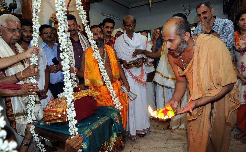 Tulabhara to pattada-devaru of Udupi Adamar Mutt ‘Kaliyamardana Krishna’, in presence of Adamar mutt swamiji Ishapriya Teertha in Mangaluru on Friday