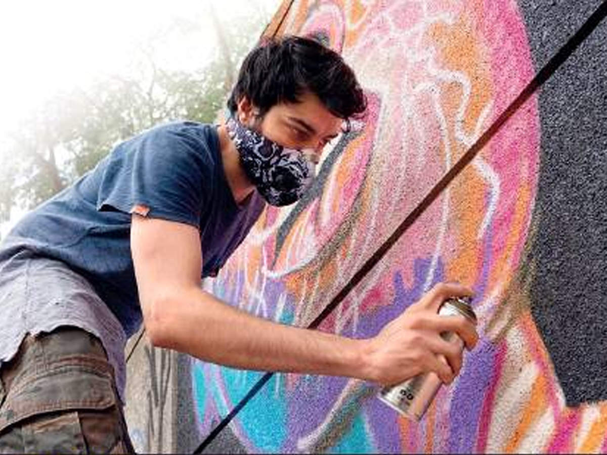 On 100 Wall Canvas Graffiti Artist Paints One At A Time Pune News Times Of India