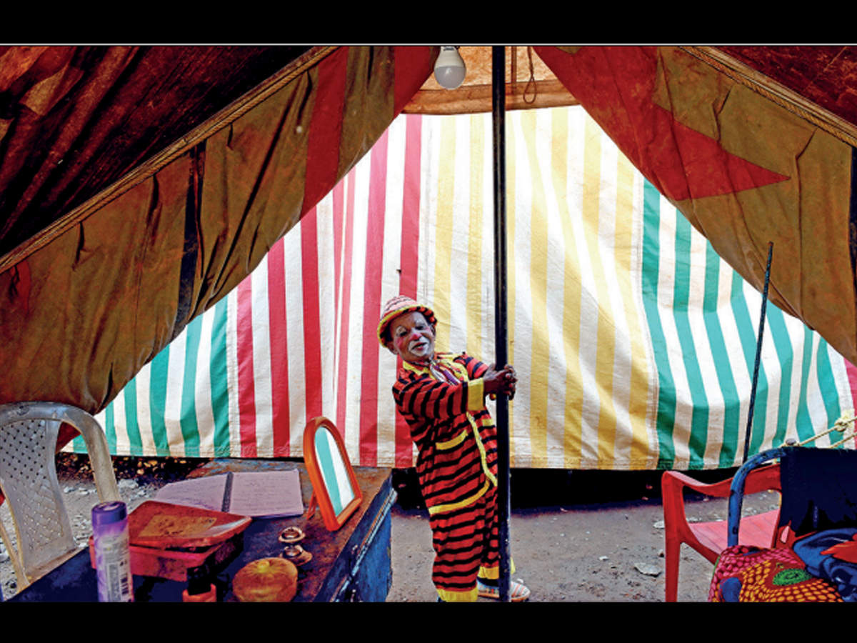 Tulsidas Choudary, the oldest member of the circus, is a cancer survivor who says he wants to spend his last days with the troupe