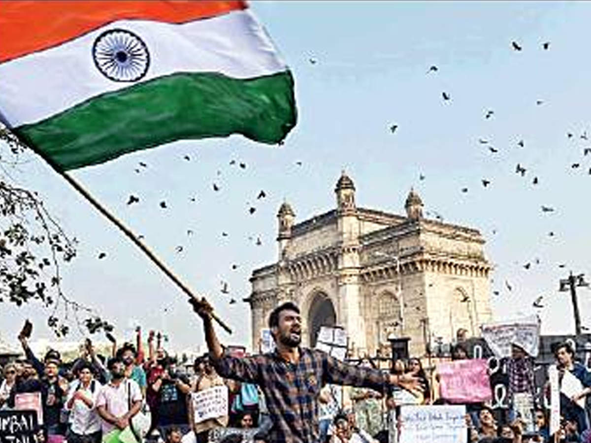 <p>Thousands congregated at the Gateway of India on Monday to condemn the brutal violence unleashed at Delhi’s JNU by masked goons as an impromptu call by students to ‘Occupy Gateway’ on Sunday midnight in protest found resonance among all sections.<br></p>