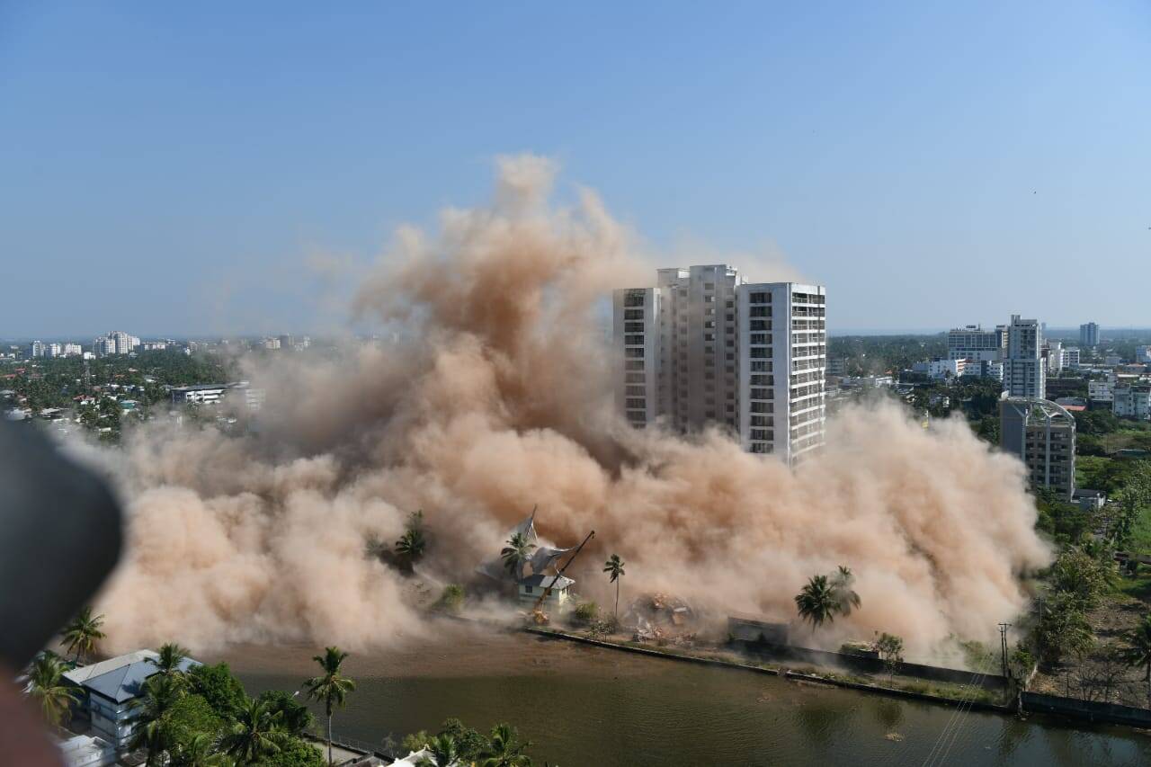 Live: Another Maradu highrise turns to dust Live: Another Maradu highrise turns to dust