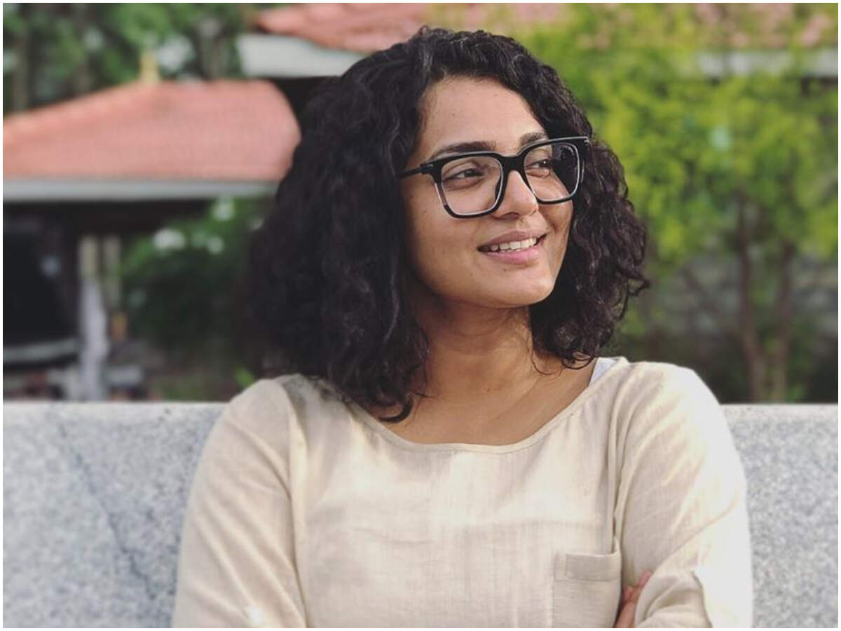 PHOTOS] Qarib Qarib Singlle actress Parvathy Thiruvothu's no-makeup clicks  prove that she is a natural beauty