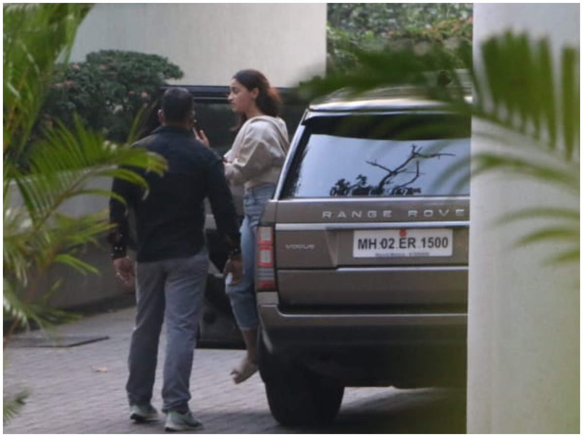 Photo Gallery: Ranbir Kapoor spotted at Mahesh Bhatts office, News