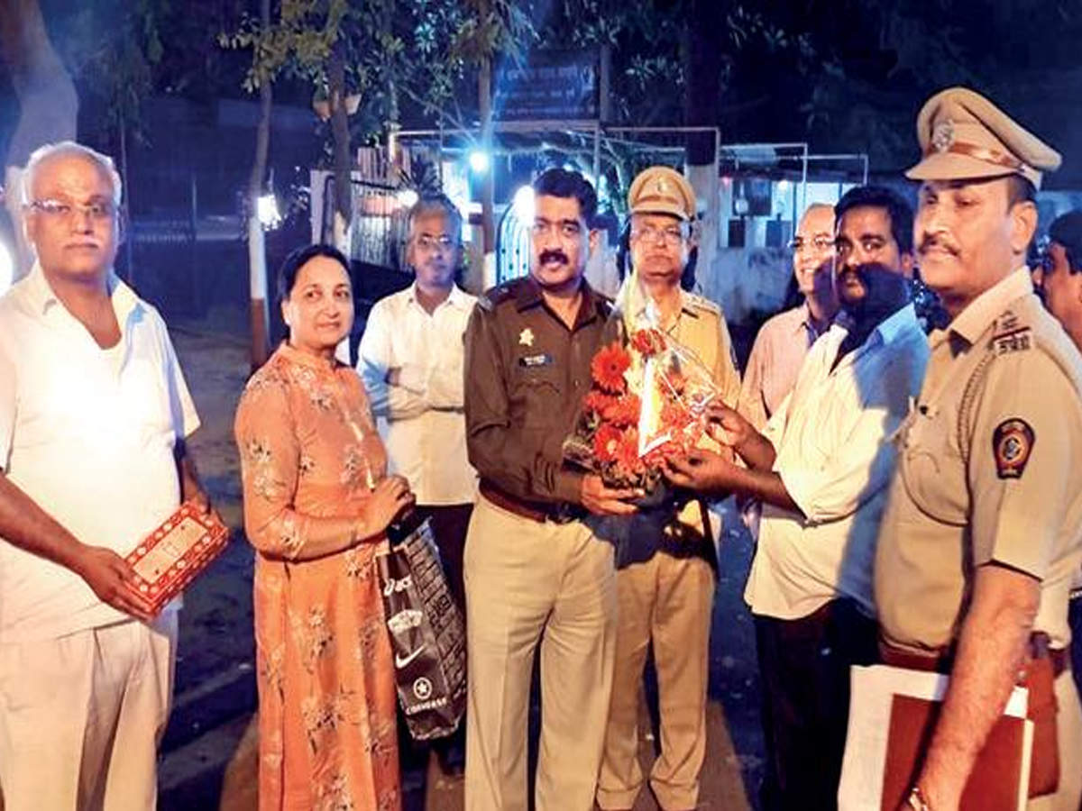 Deputy commissioner of police (Zone II) Shirish Sardeshpande felicitates autorickshaw driver Tukaram Yadavrao Kale for his honesty