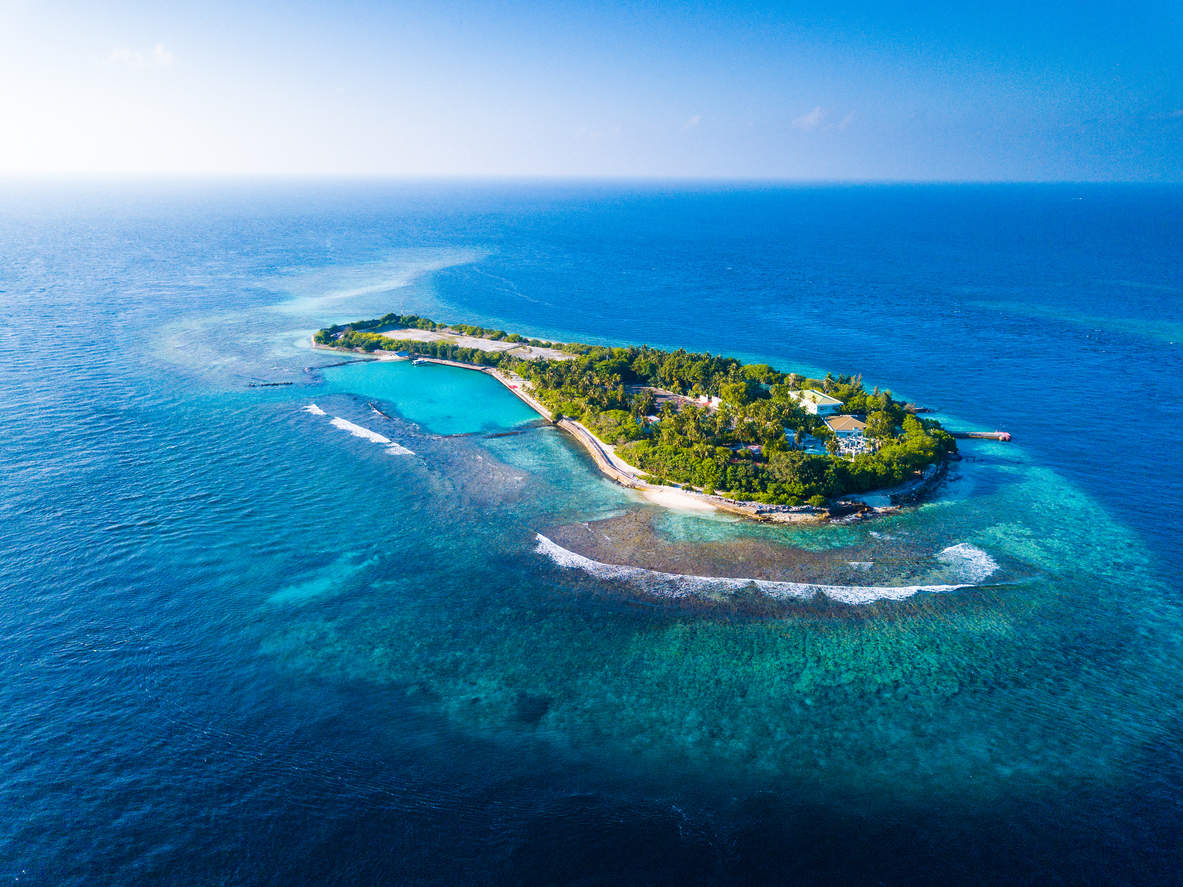 Maldives seeks help to save its islands from submerging