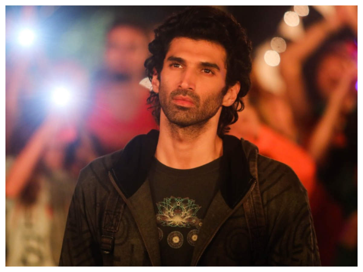 Malang': You cannot take your eyes off Aditya Roy Kapur in this EXCLUSIVE  still from the song 'Phir Na Mile Kabhi' | Hindi Movie News - Times of India