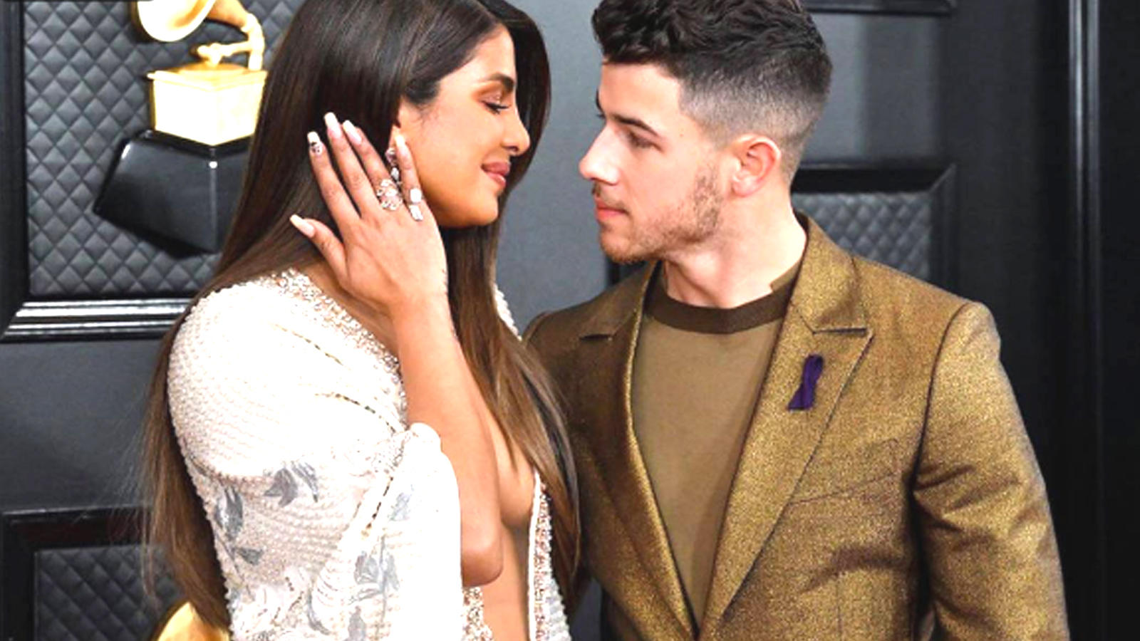 Priyanka Chopra makes heads turn with her gown, hubby Nick Jonasu2019 eyes say  it all!