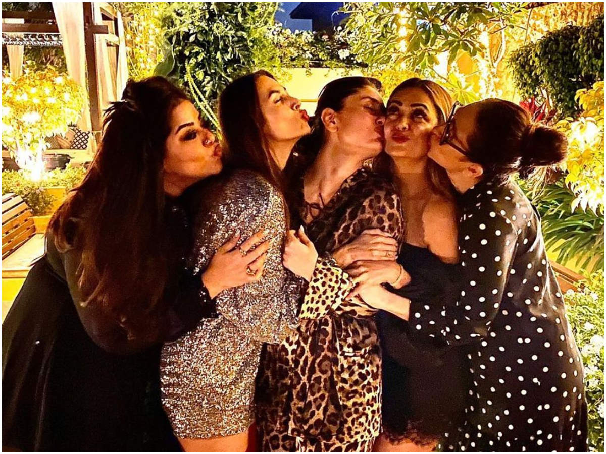THIS photo of Kareena Kapoor Khan with Malaika Arora, Karisma Kapoor and  Amrita Arora is all about friendship goals! | Hindi Movie News - Times of  India
