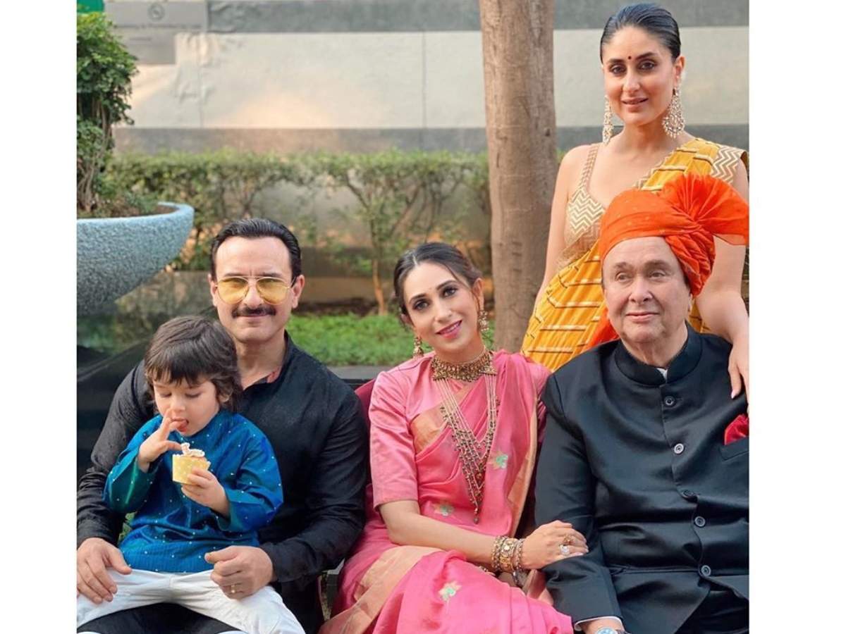 In Pic: Saif Ali Khan, Kareena Kapoor and Karisma Kapoor pose for a family  portrait but it's Taimur Ali Khan who is winning our hearts in THIS picture  | Hindi Movie News -