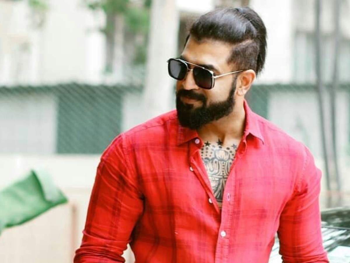 Video: 'Mafia' actor Arun Vijay gets showered with love from female fans in  Chennai | Tamil Movie News - Times of India