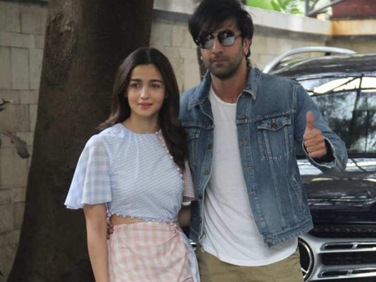 APPROVED! Ranbir Kapoor's t-shirt screams it's official as he steps out  with girlfriend Alia Bhatt - view HQ pics - Bollywood News & Gossip, Movie  Reviews, Trailers & Videos at