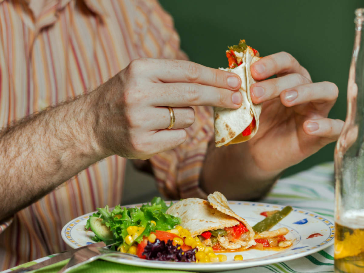 Как есть руками читать. Человек с едой в руках. Мексиканцы едят руками. Человек ест руками. Как кушать руками.