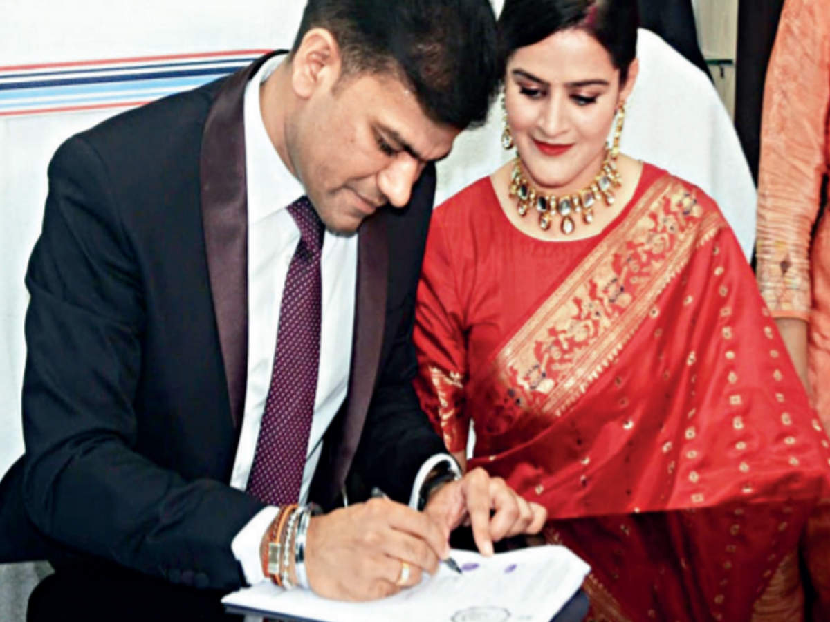 Kolkata: No time for grand wedding, SDO, DSP tie knot at work | Kolkata  News - Times of India
