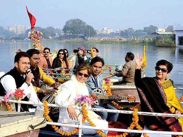 A musical boat trail on river Gomti
