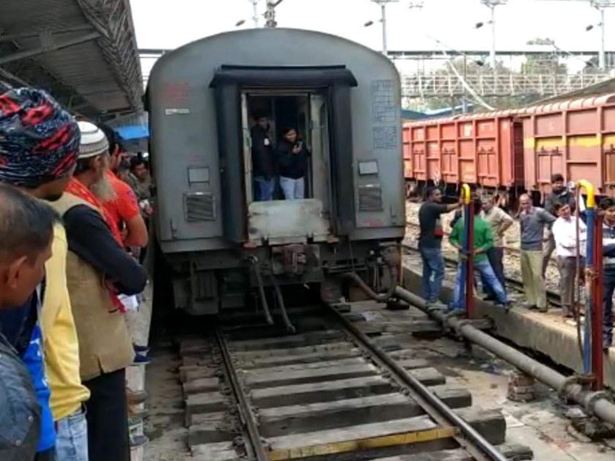 UP: Bhubaneswar bound express train decouple twice, sending passengers into tizzy