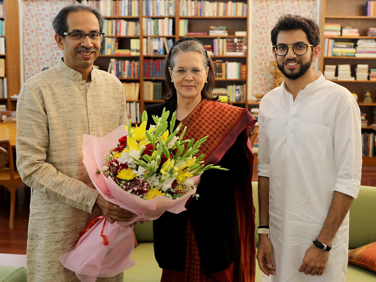 Uddhav Thackeray meets Sonia Gandhi | India News - Times of India