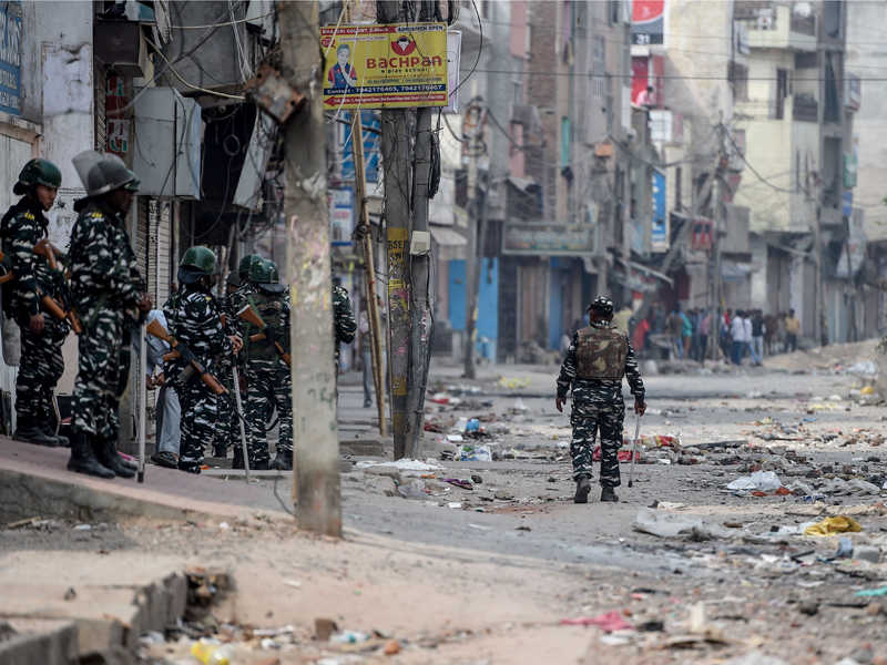 Security personnel stand guard at the riot-hit area in Delhi (AFP photo)