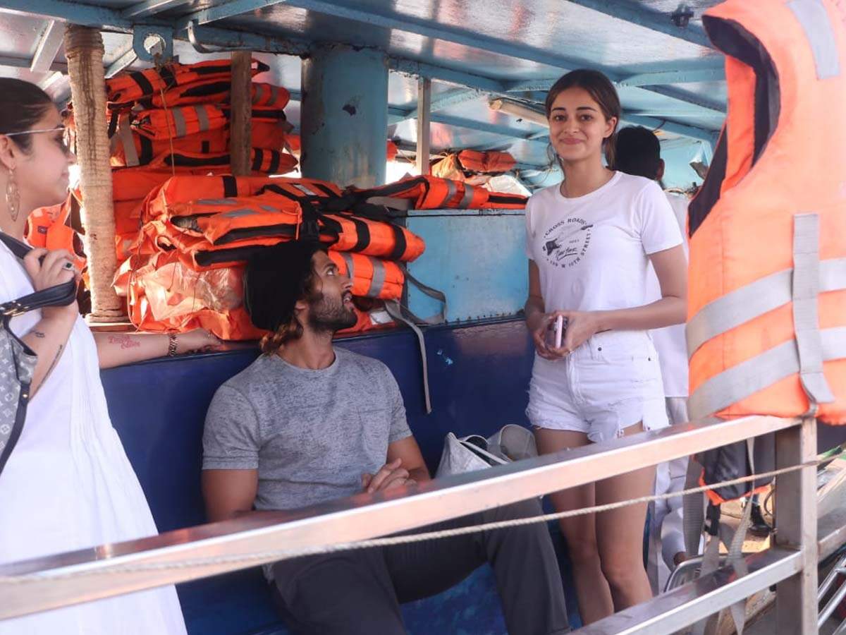 Photos: Vijay Deverakonda and Ananya Panday get snapped at Versova jetty as they shoot for their film thumbnail
