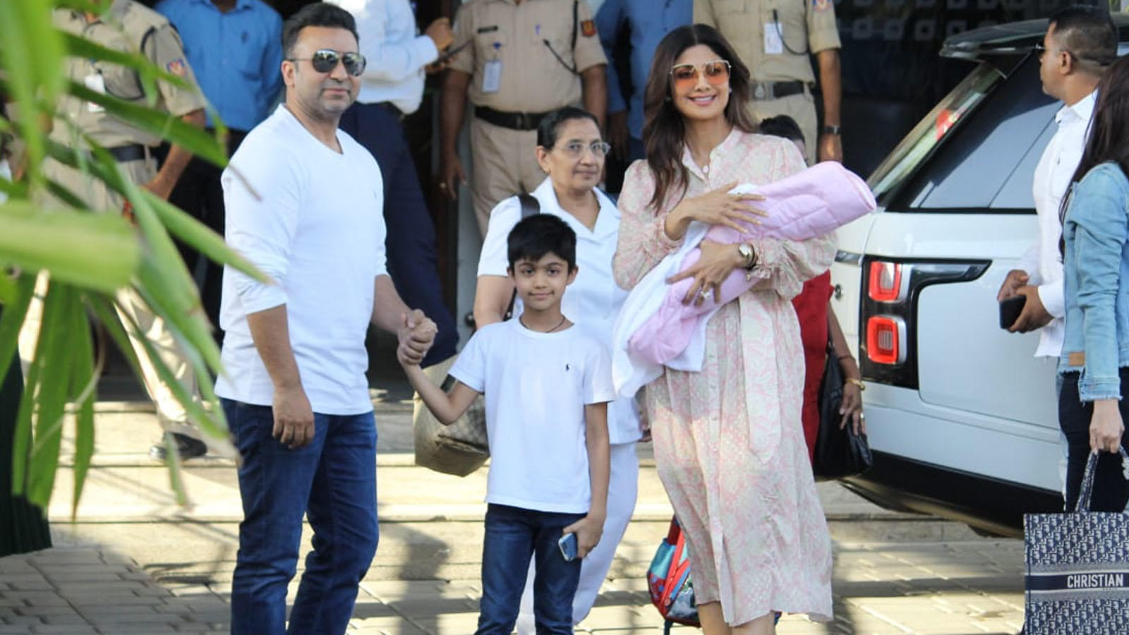 Shilpa Shetty And Raj Kundra Papped With Their Newborn Daughter Samisha And Son Viaan Hindi Movie News Bollywood Times Of India