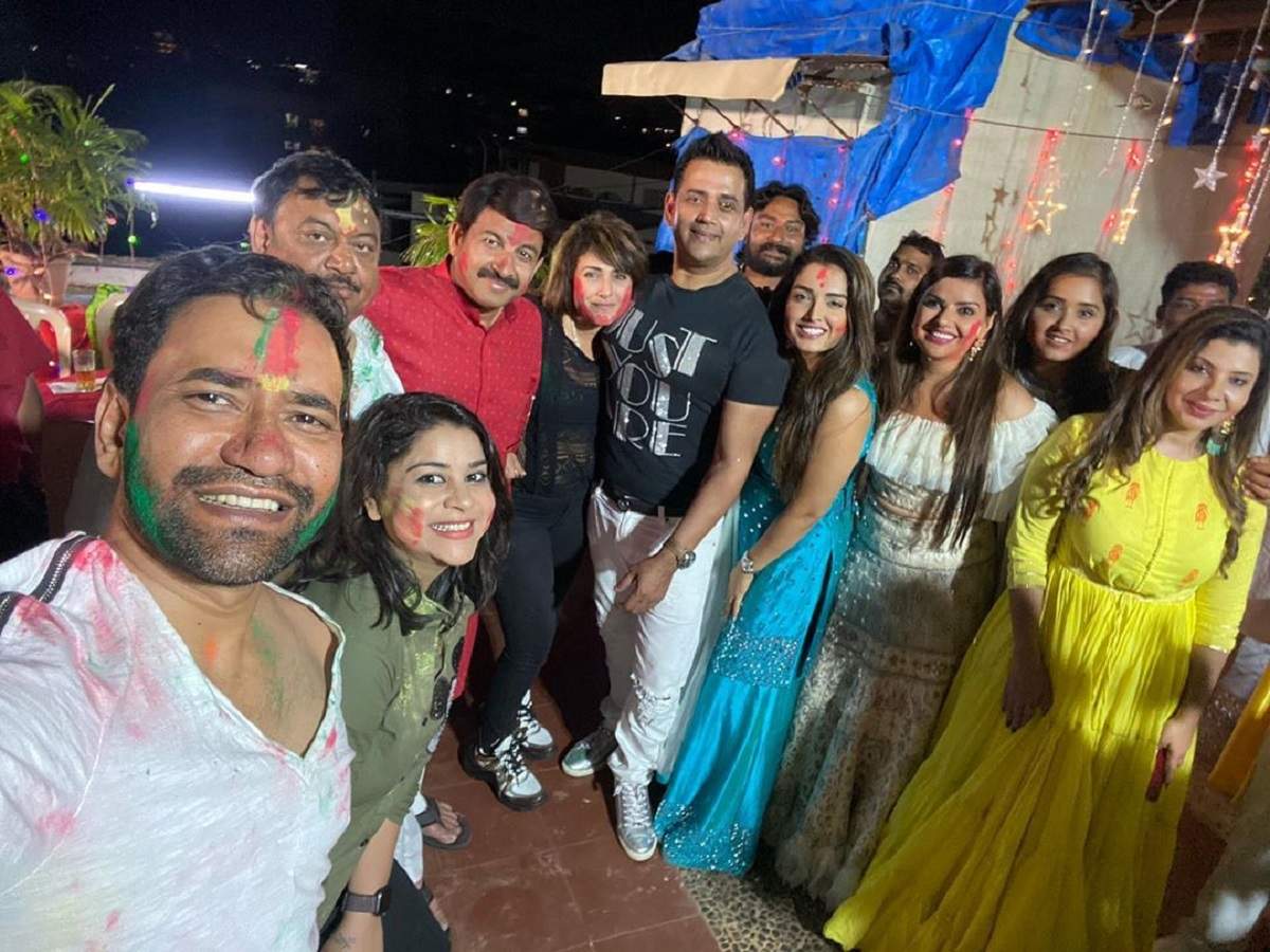 Photos Manoj Tiwari Ravi Kishan Nirahua And Other Bhojpuri Celebs Celebrate Holi Together Bhojpuri Movie News Times Of India