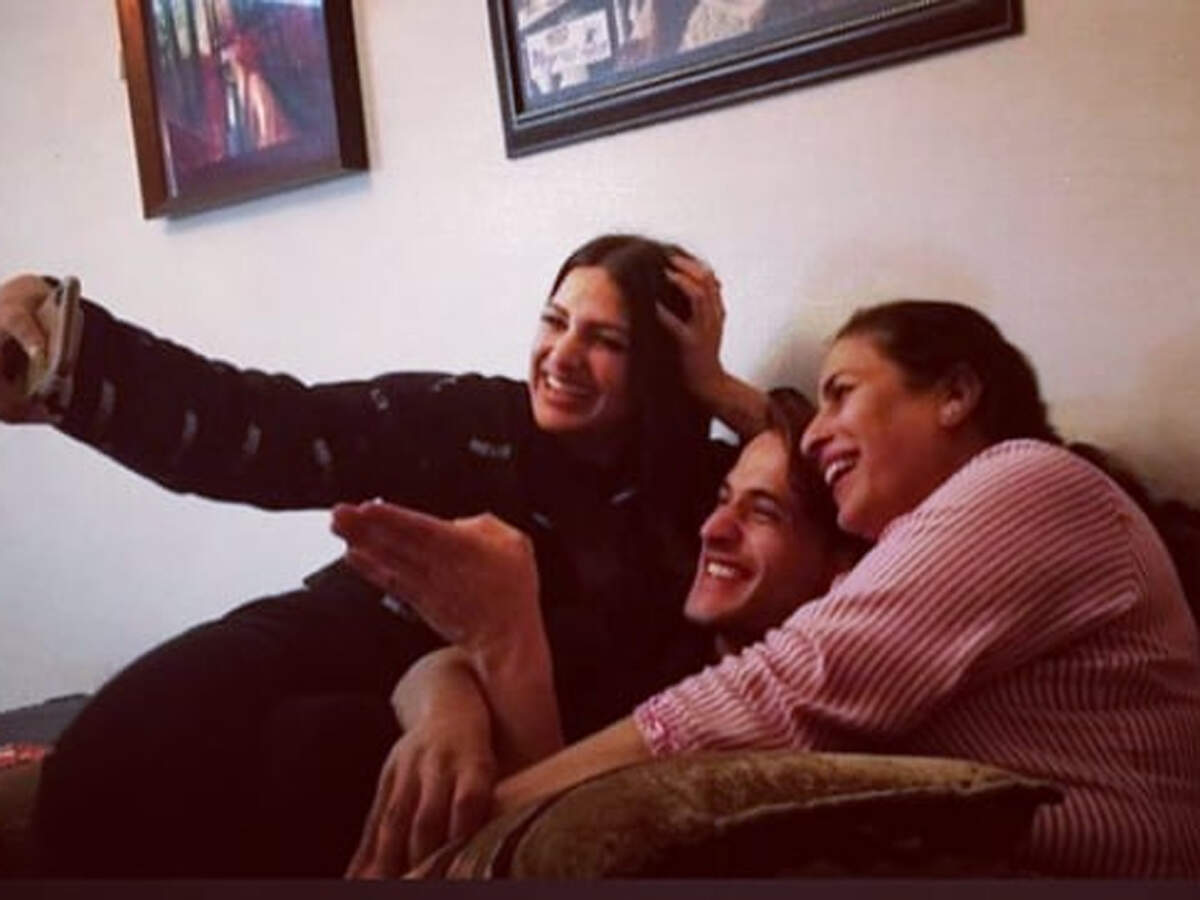 Bigg Boss 13 S Asim Riaz Chills With Girlfriend Himanshi Khurana And Her Mother See Pics Times Of India Bigg Boss 13 S Asim Riaz Chills With Girlfriend Himanshi Khurana And Her Mother See Pics Times Of India
