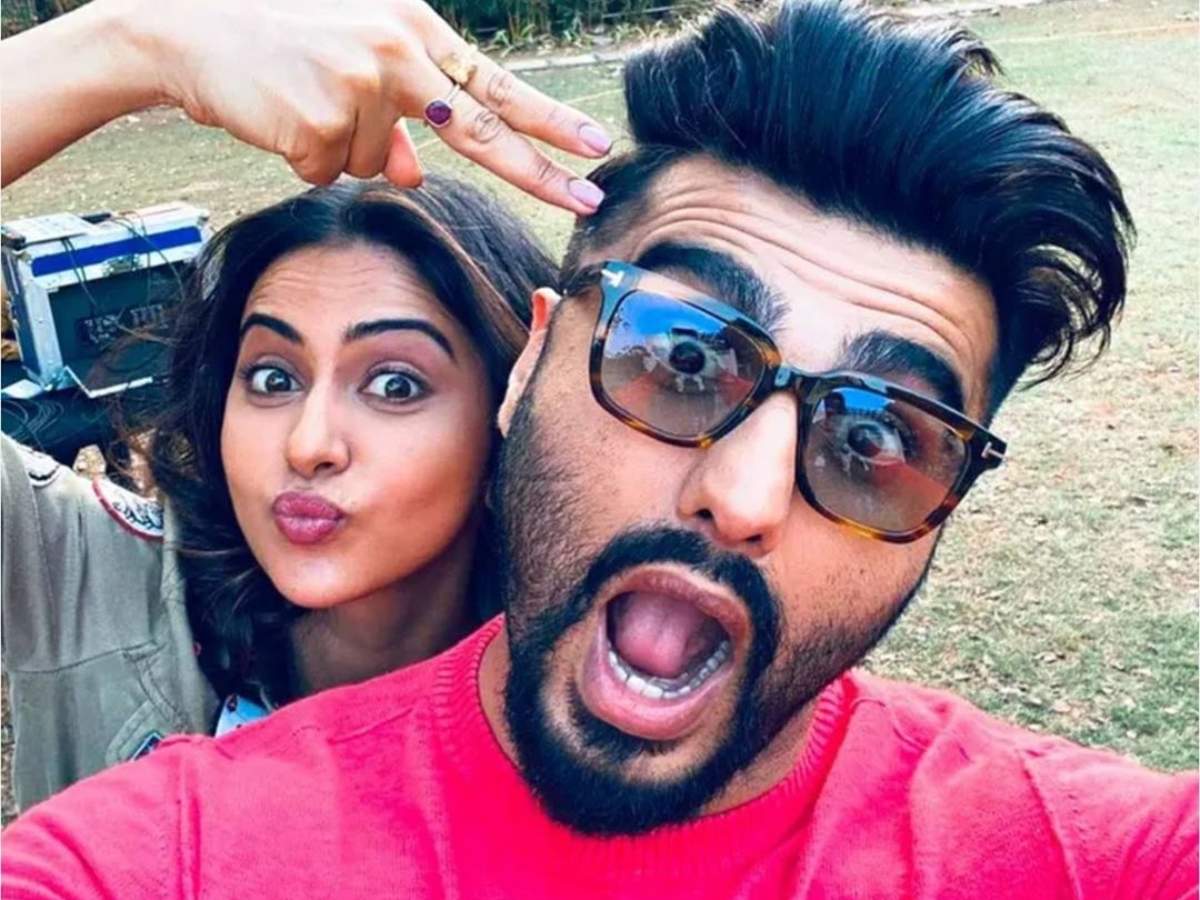 Arjun Kapoor and Rakul Preet Singh pose for a goofy picture on the sets of  their upcoming untitled film | Hindi Movie News - Times of India