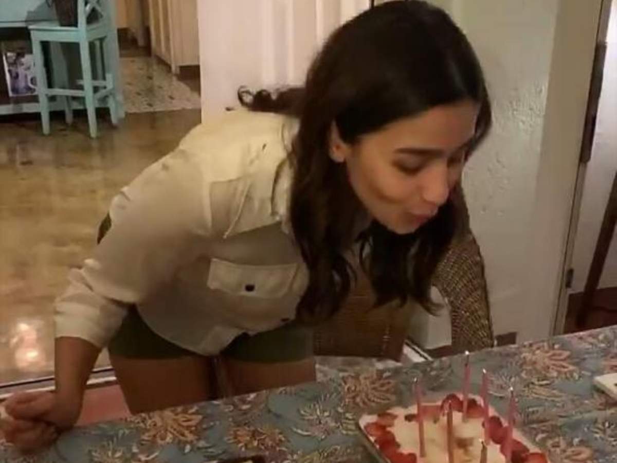 Alia Bhatt Shows TRUE Love For Boyfriend Ranbir Kapoor & Prepares Cake For  Him On His Birthday - YouTube