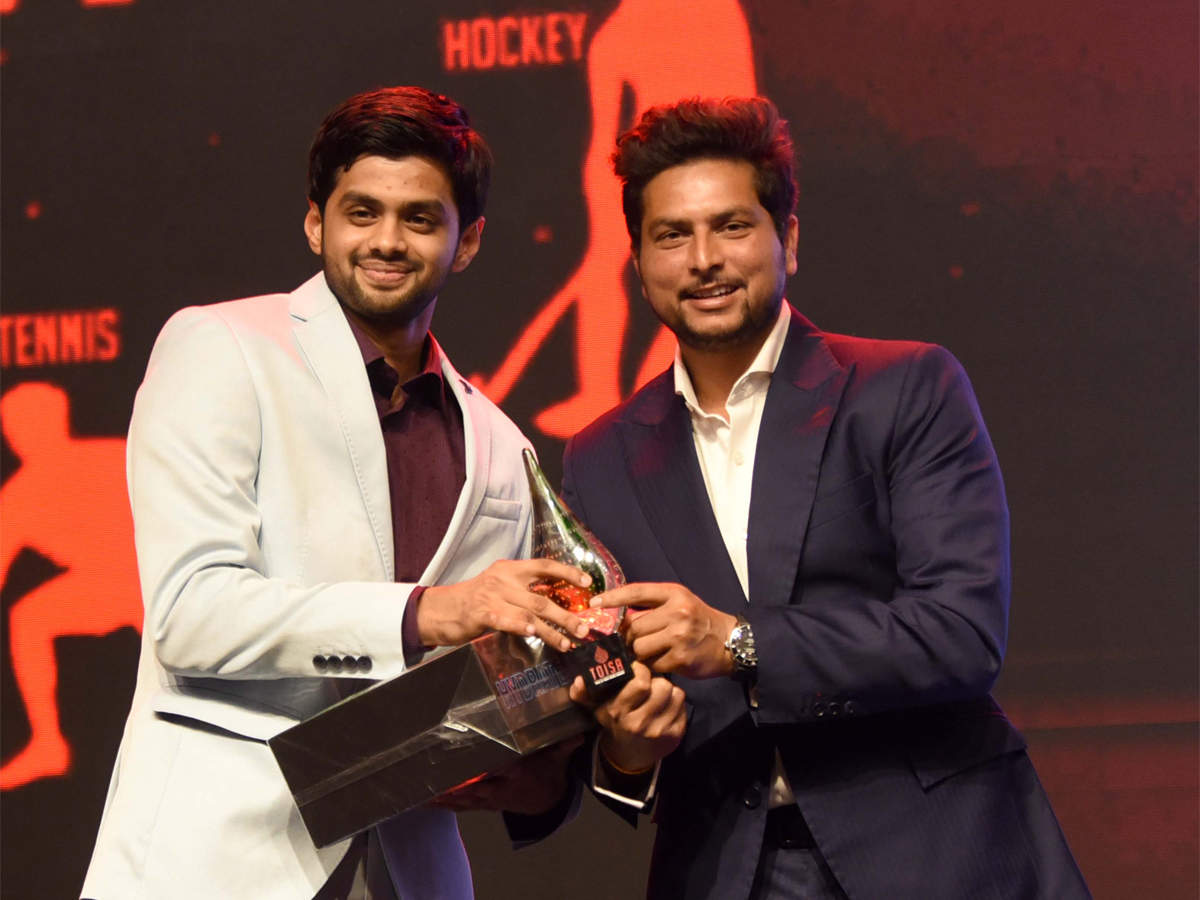 B Sai Praneeth, left, receiving his TOISA 2019 award for best male 'Badminton Player of the Year' from Indian cricketer Kuldeep Yadav (TOI Photo)