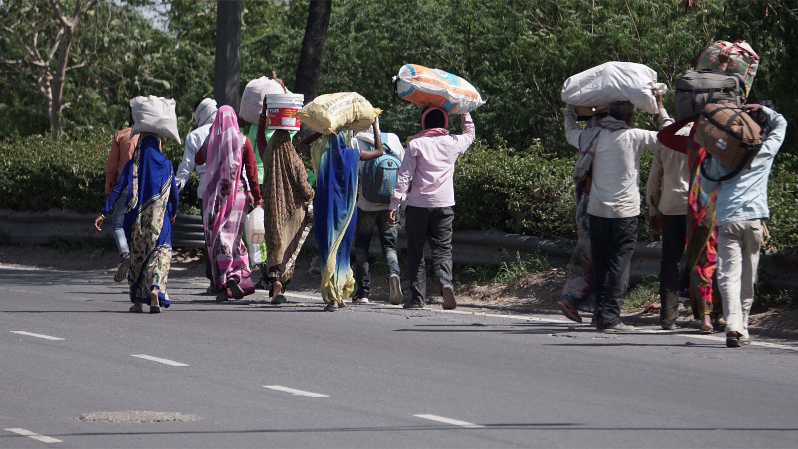 India Lockdown: Migrant labour takes hardest hit, govt swings into ...