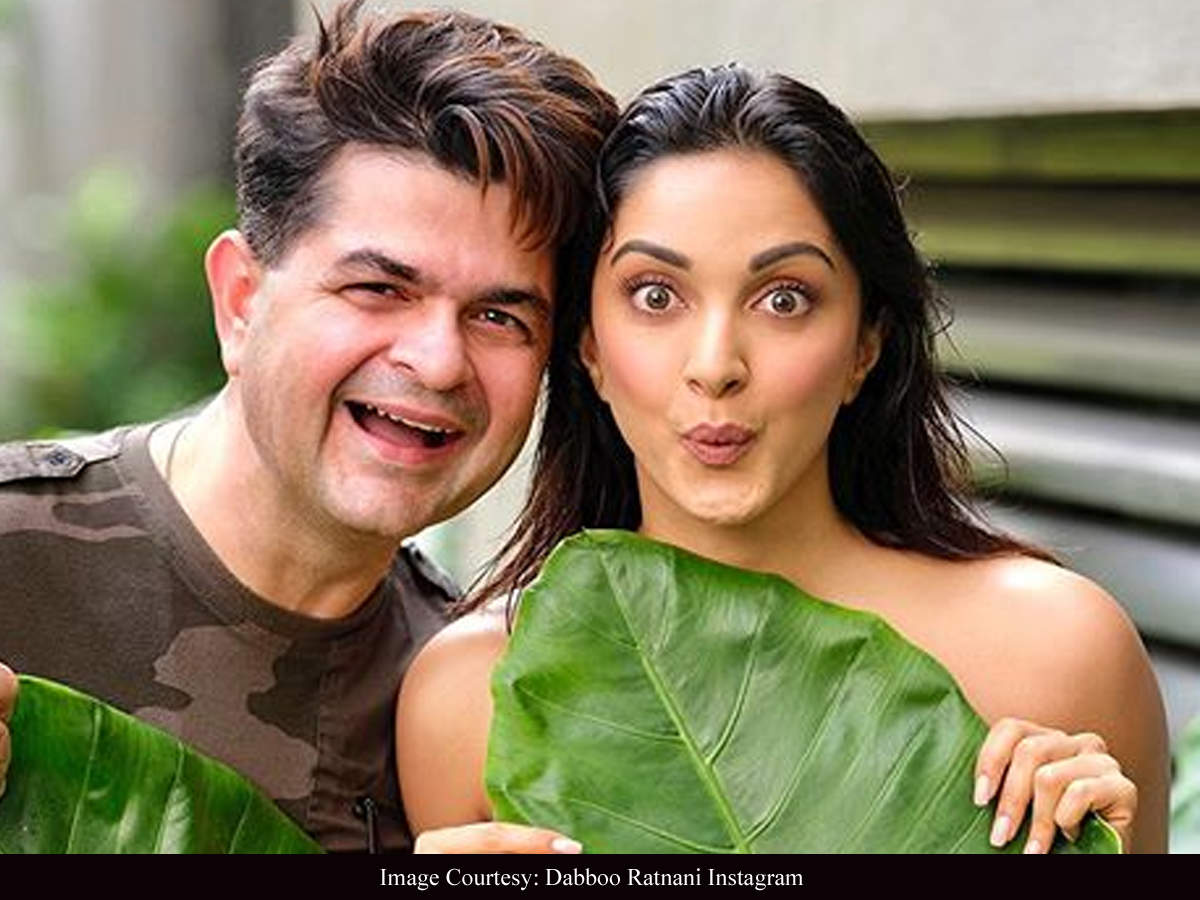 Have You Seen This Fun Bts Photo From Kiara Advani S Photoshoot For Dabboo Ratnani S Calendar Hindi Movie News Times Of India