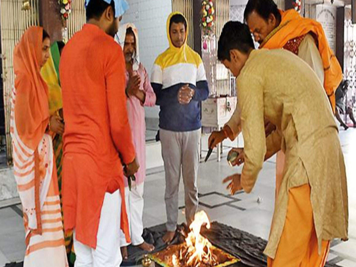 A group of devotees perform ‘havan’ for Ramnavami at a temple in Bariatu area in Ranchi on Thursday
