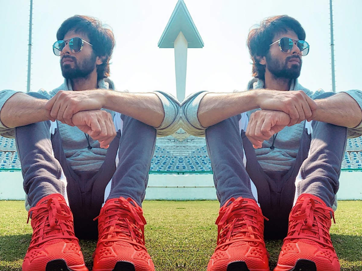 fusion Kloster Borger Guess the price of Shahid Kapoor's red and sunbaked orange sneakers - Times  of India