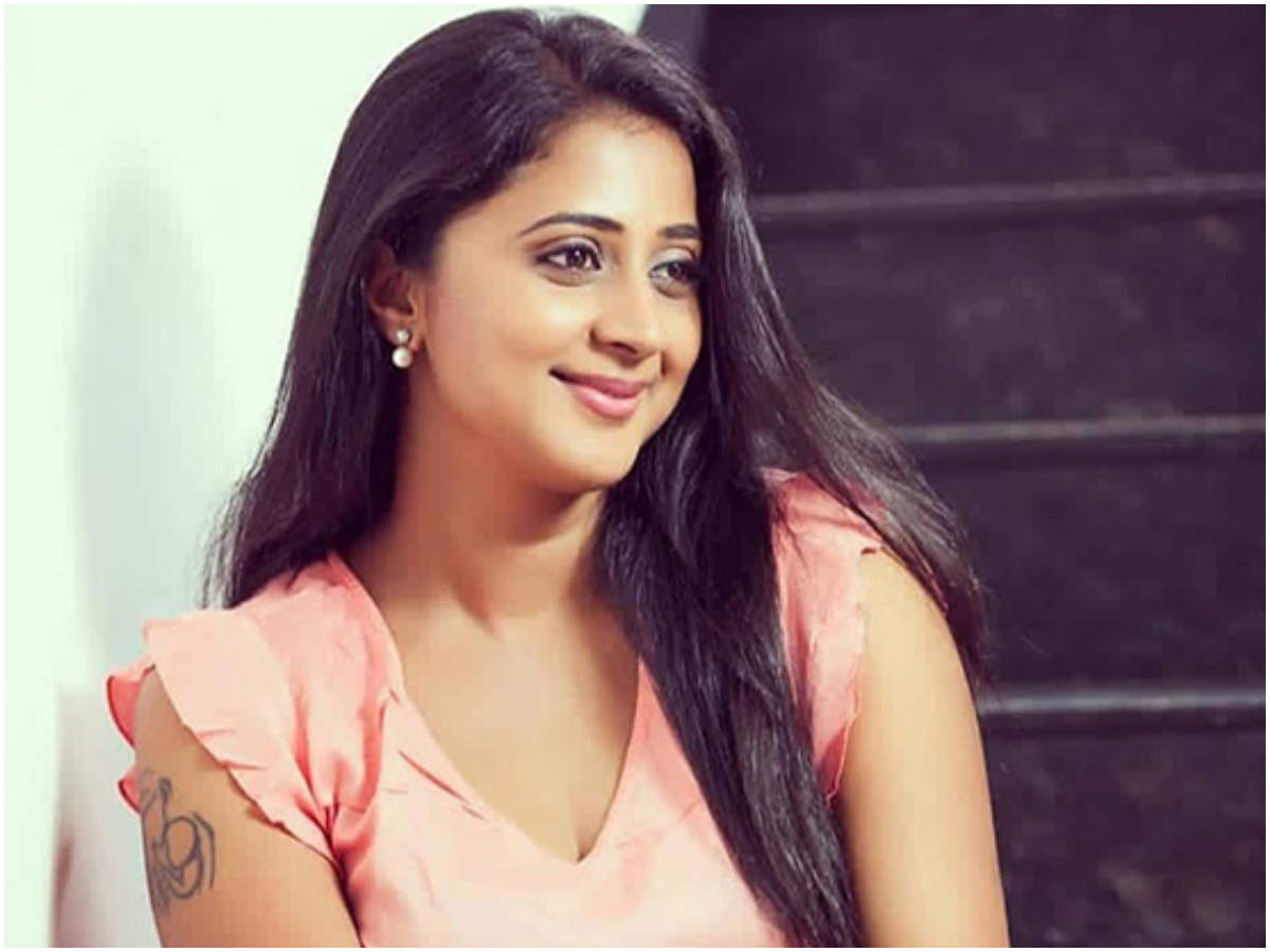 Kaniha Video Kaniha Recycles Her Old T Shirt Into A Bag Malayalam Movie News Times Of India