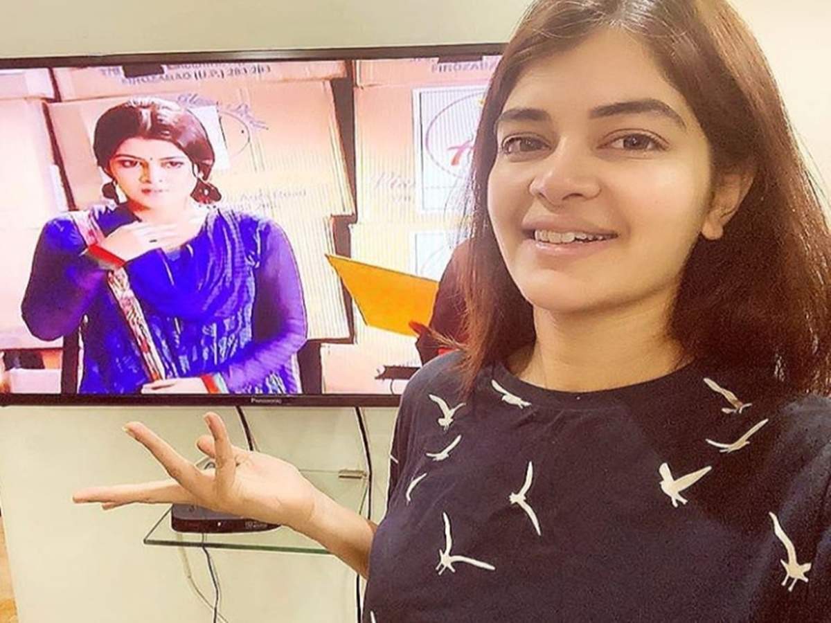 Actress Madhumita Sarcar Enjoys Rerun Of Her Show Bojhena Se