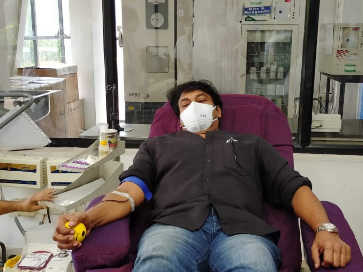 chiranjeevi: Chiranjeevi donates blood and urges fans to come forward to do  the same | Telugu Movie News - Times of India
