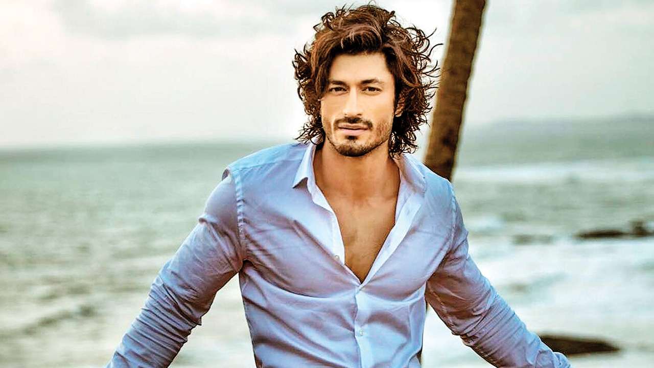 Celebrity Hairstyle of Vidyut Jamwal from Official Trailer Junglee 2019   Charmboard