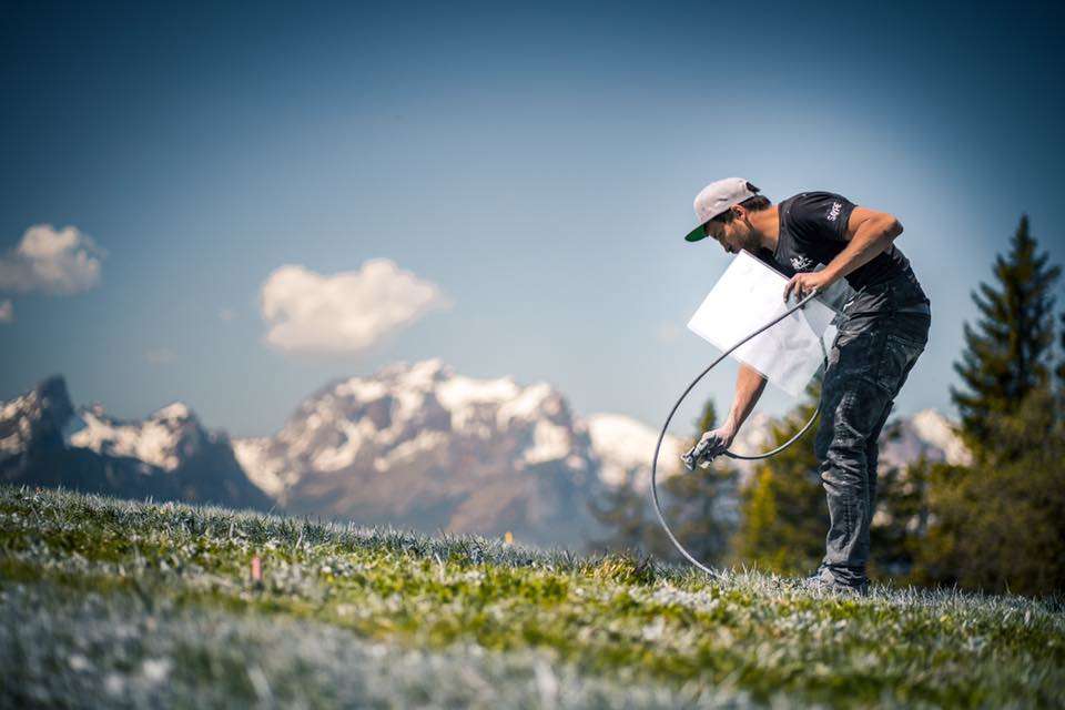 A graffiti of solidarity graces the Swiss Alps