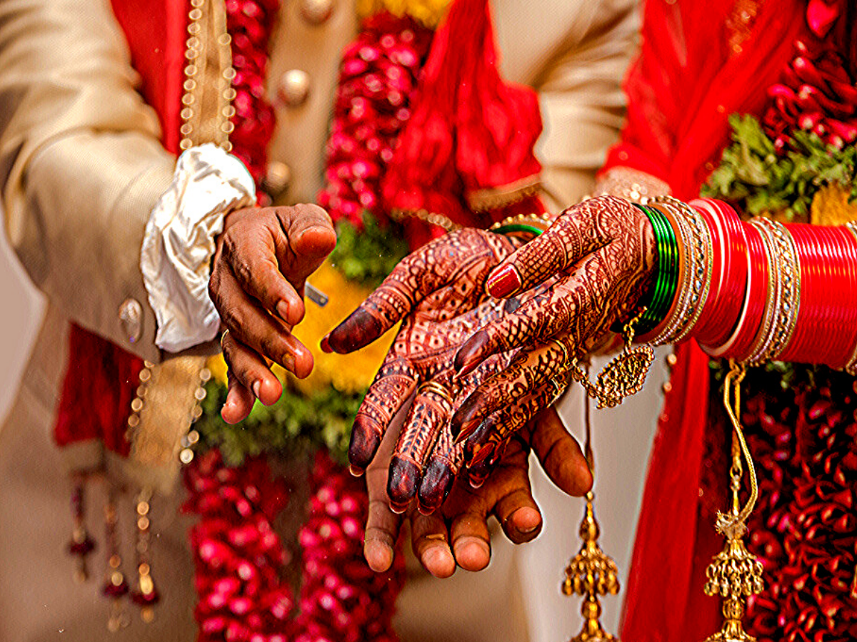 शादी में पुलिस ने बंद कराया DJ, तो धरने पर बैठे दूल्हा-दुल्हन- Police stopped DJ in marriage, then bride and groom sat on dharna