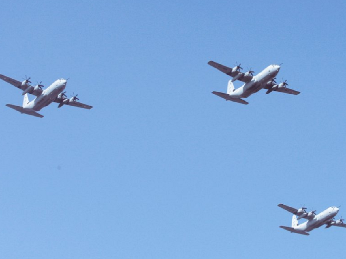 indian air force salutes covid 19 warriors starts flypast from srinagar s dal lake indian air force salutes covid 19