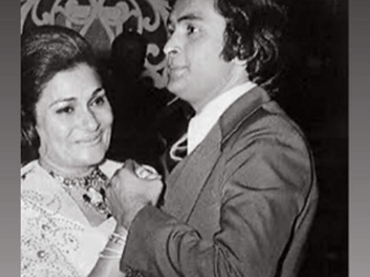 Rishi Kapoor Photo With Mother: “Reunited” says Riddhima Kapoor Sahni as  she shares photo of Rishi Kapoor dancing with his mother Krishna Raj Kapoor